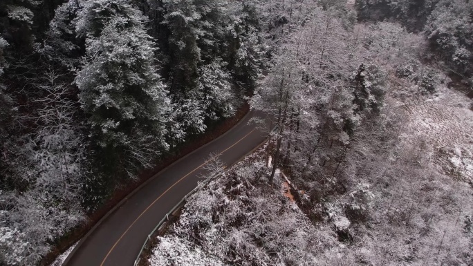 车辆在山间行驶 雪天