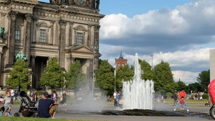 柏林大教堂广场旅游喷泉游客游人