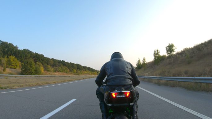 骑摩托车的人在空旷的乡间公路上加速