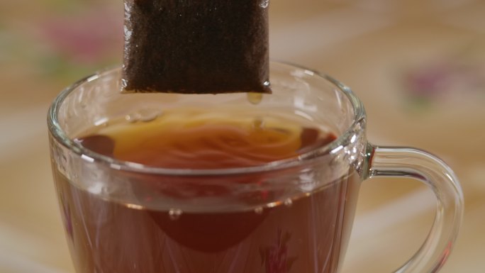 红茶袋特写视频素材茶汤
