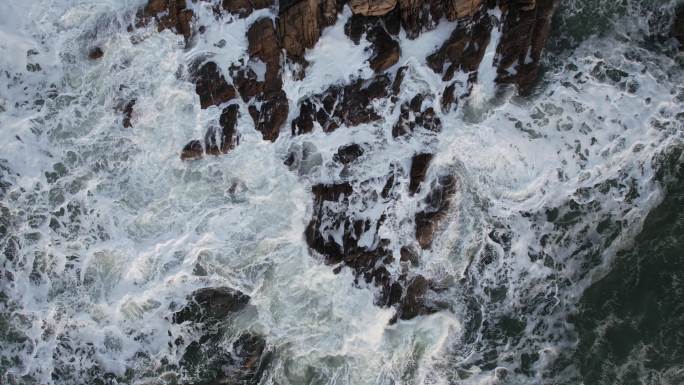 航拍俯瞰威海金海湾山庄岸边的海浪