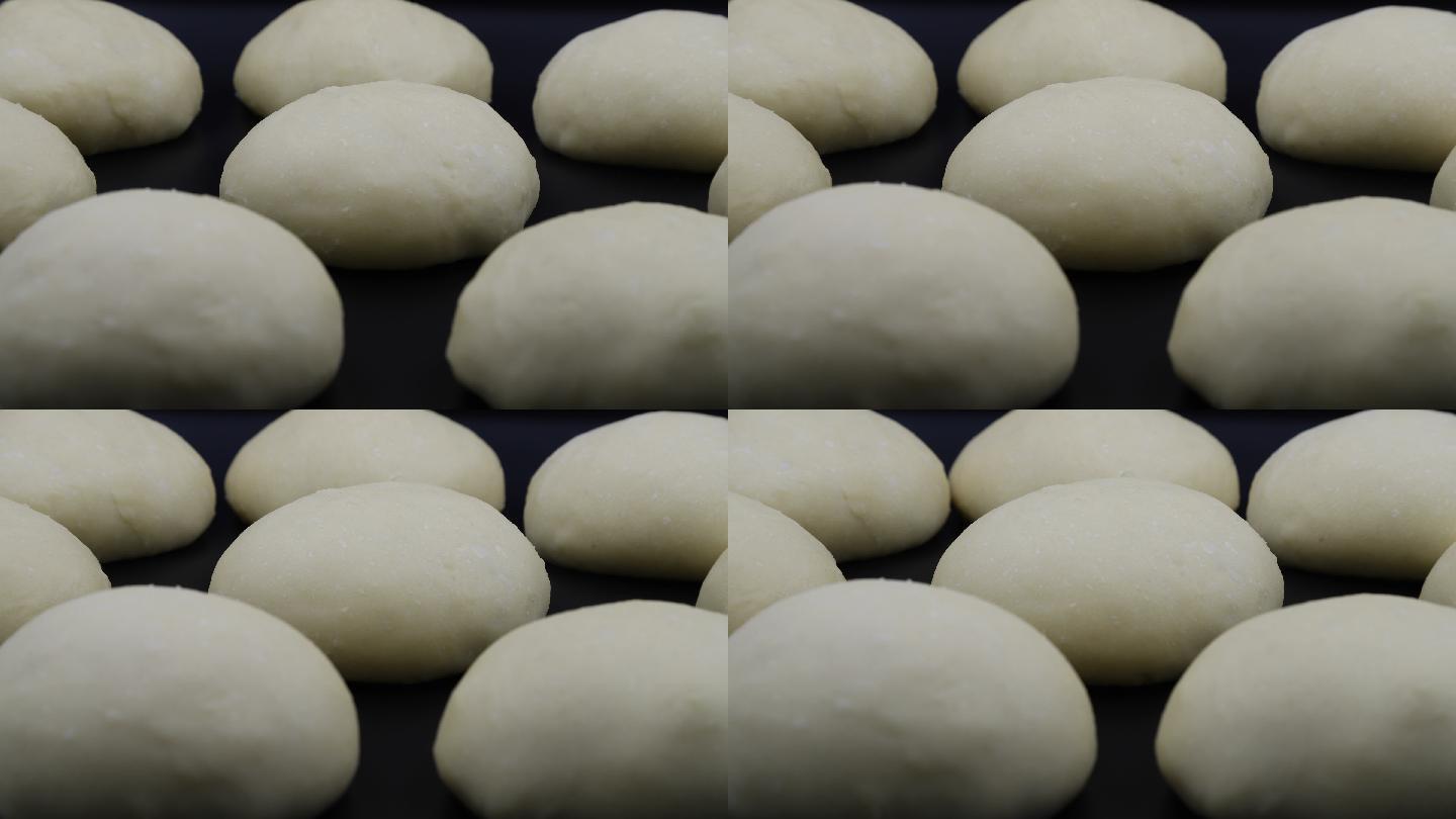 酵母面团的面包在黑色背景下体积增大。