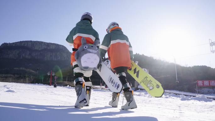 情侣滑雪 逆光 高质量滑雪素材 冬奥会