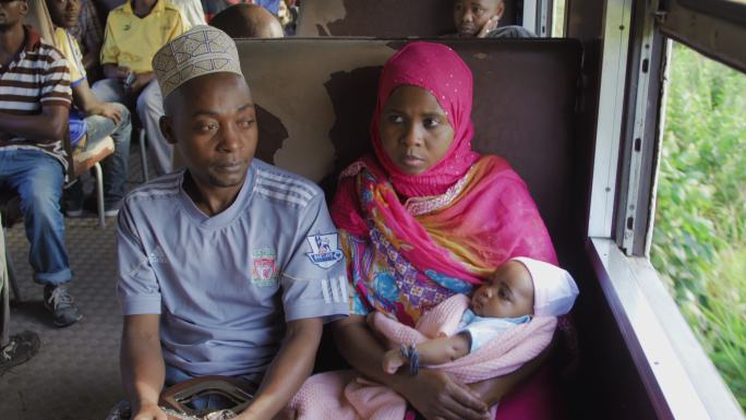 非洲火车上抱着婴儿的夫妻