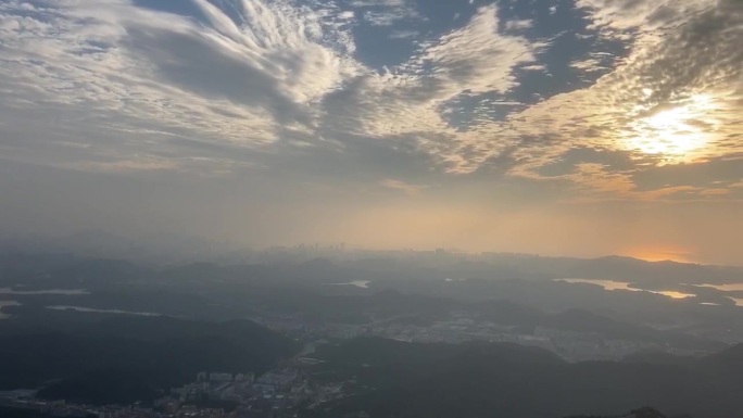 山顶夕阳朦胧美景