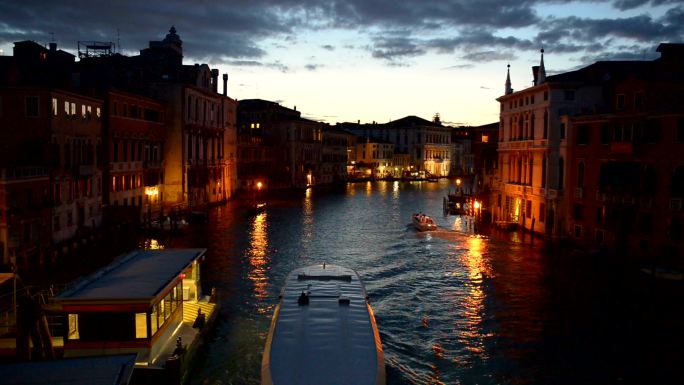 意大利威尼斯大运河夜间的景观