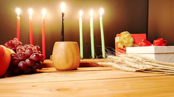 木质桌面和背景上装饰着七支蜡烛
