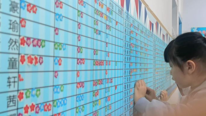 小学生贴小红花