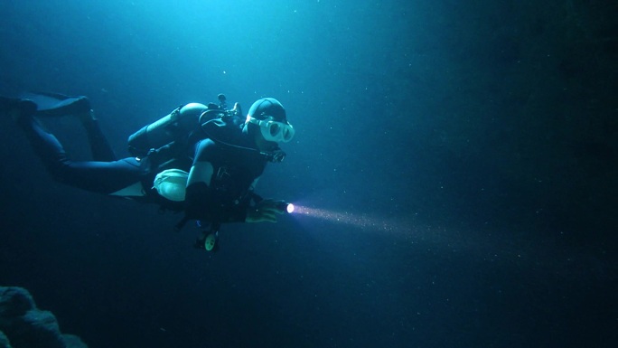潜水员在海底洞穴中游泳