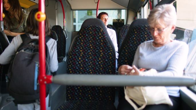 乘坐公共巴士的人。