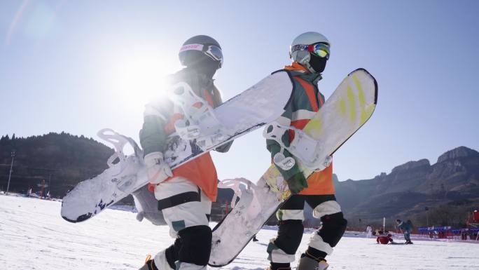 情侣滑雪 滑雪专业装备 广告