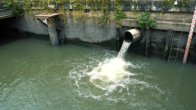 雨水在倾盆大雨后从下水道流出