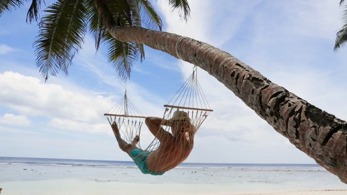 躺在吊床上的男人旅游旅行周末假期度假椰子