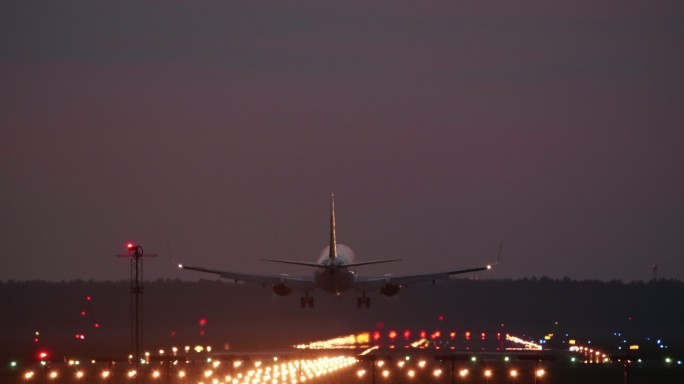 飞机夜间在机场跑道着陆
