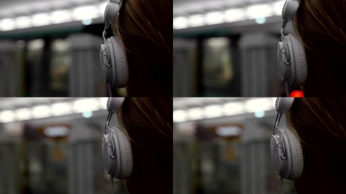 在地铁里听音乐的女孩