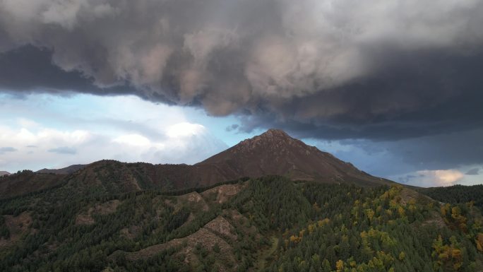 航拍祁连山山脉秋天风光和云