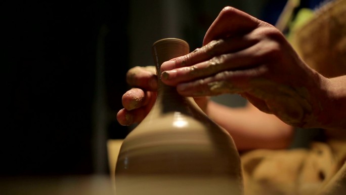 一个陶工的手，在圆圈上制作一个陶罐