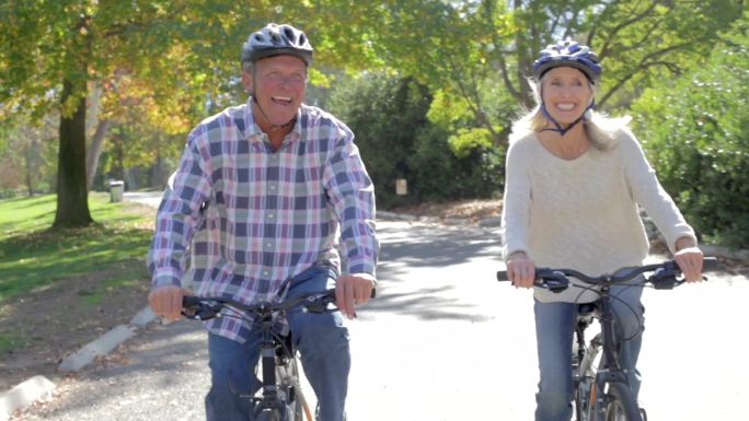 骑自行车的老年夫妇