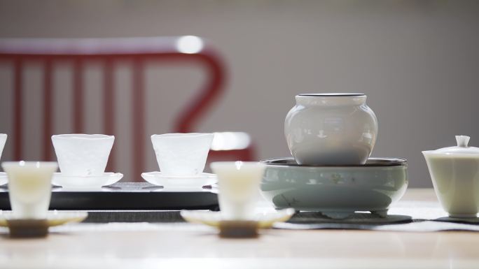 桌上精美的瓷器和茶具