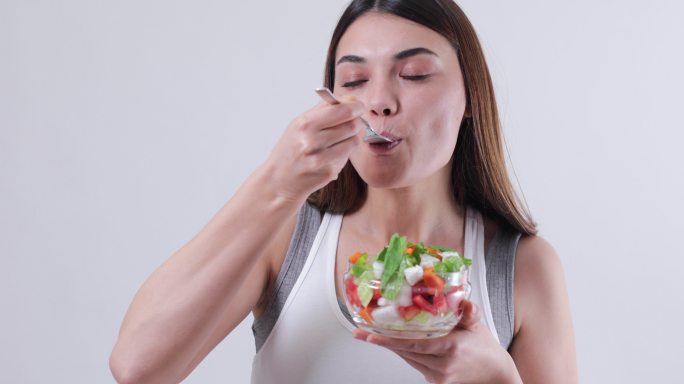 吃沙拉的年轻女子减肥餐控制饮食蔬菜沙拉