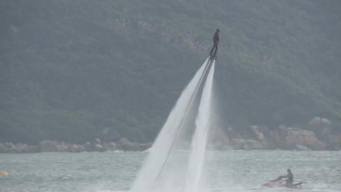 海南万宁水上飞人花样赛连续三个后空翻