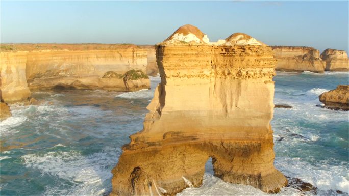阳光下的岩石海浪海面汹涌澎湃大海浪花