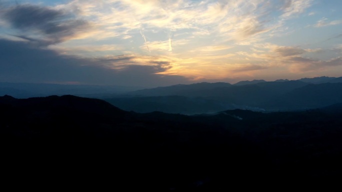 夕阳移动延时群山山间