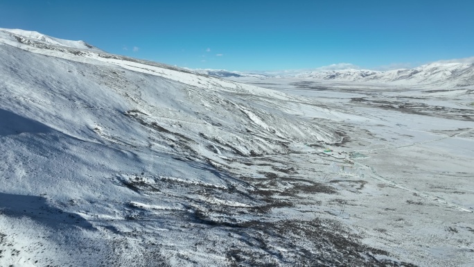 航拍四川理塘高原冬季雪山风光