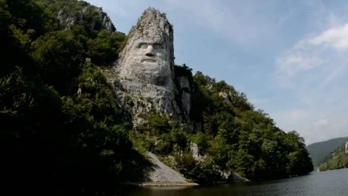 巨石雕刻，多瑙河山顶风景山青水秀青山绿水