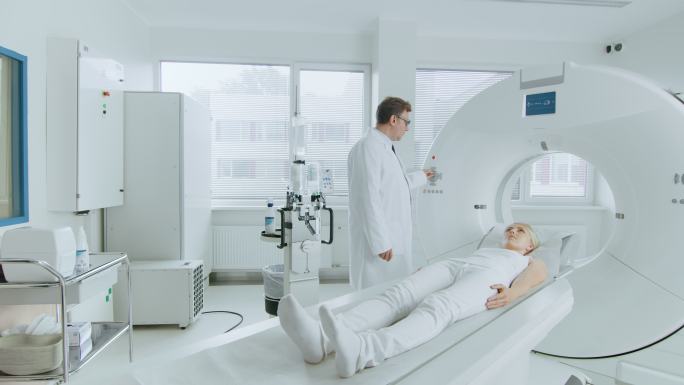 女性患者的MRI、CT或PET扫描