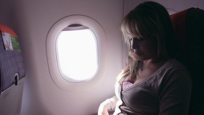 在飞机失事期间乘飞机旅行的年轻女子