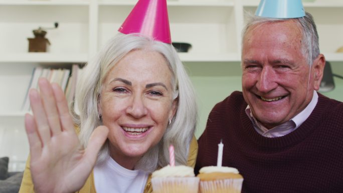 快乐的老夫妇在庆祝生日时打视频电话