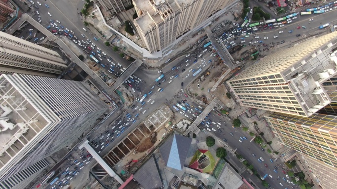 俯拍城市拥堵的交通
