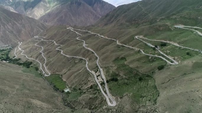 西藏 318国道 怒江72拐 道路崎岖