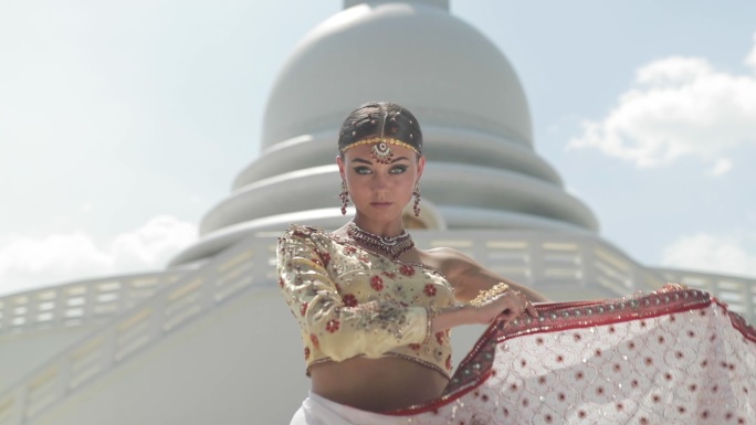 穿着传统印度纱丽的女人