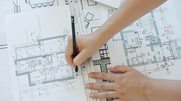 俯视建筑师绘制建筑平面图
