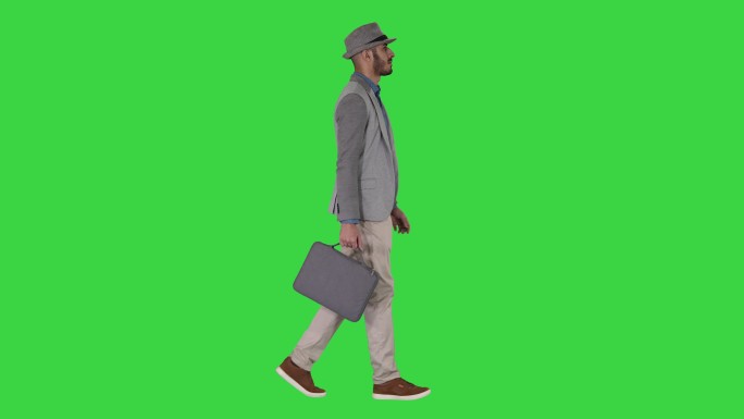 男人带着公文包走在绿色屏幕上