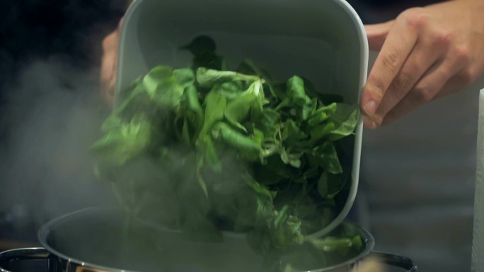 将菠菜加入沸水中过水戳水热水加热水煮