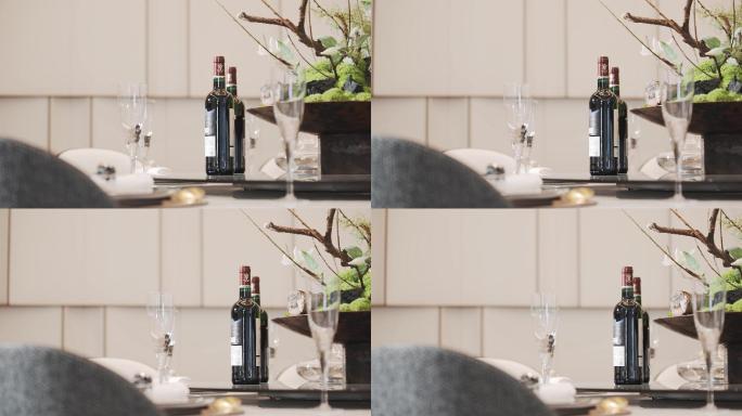 餐桌上红酒瓶和玻璃酒杯