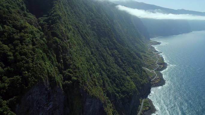 阳光下的海岸线航拍大海海水高山山峦