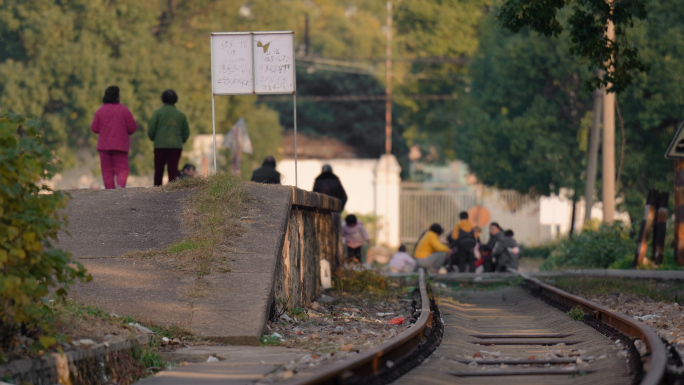 废弃铁路旁的居民生活