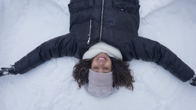 快乐的青少年，在户外享受冬天的大雪