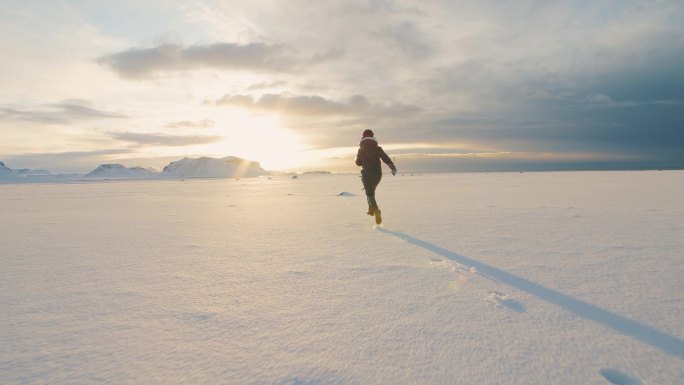 在雪地上奔跑的女人
