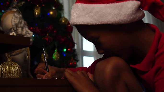给圣诞老人写信的小男孩