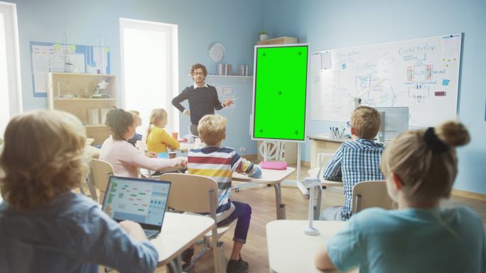 教师使用屏幕交互式数字白板向学生解释课程