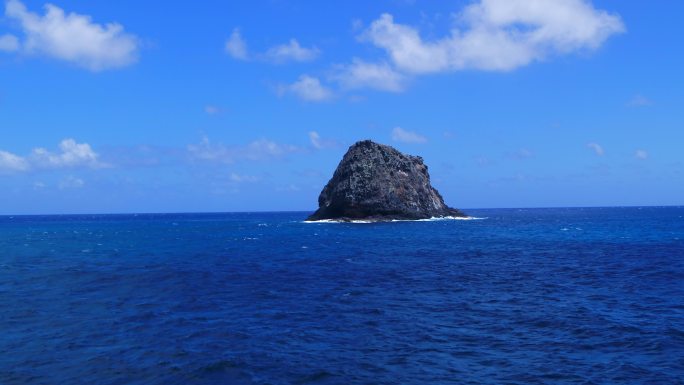 海洋中光秃秃的火山岩宣传片航拍素材