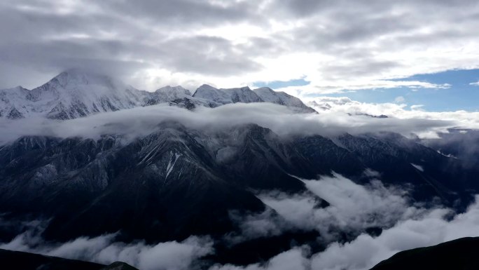 贡嘎雪山云雾缭绕壮观景色