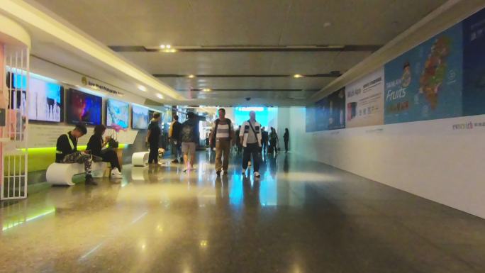 台湾台北桃园国际机场人群行走画面