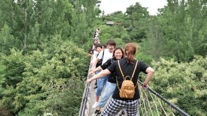 一群女生在吊桥上快乐玩耍的镜头