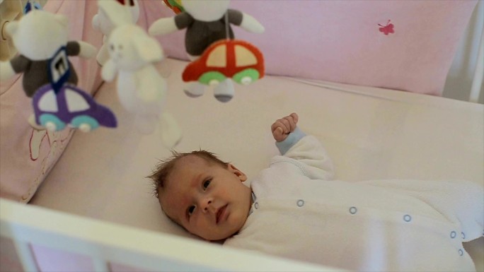 婴儿在婴儿床里婴儿追视练习